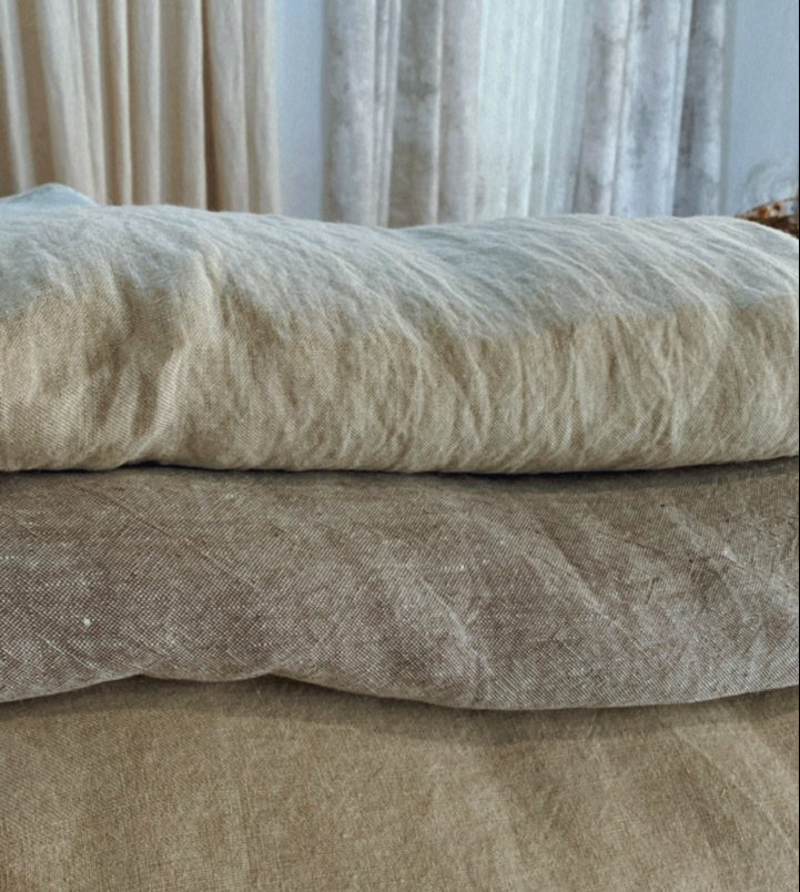 Tejidos de lujo para cortinas a medida en Valencia, mostrando texturas y colores exclusivos