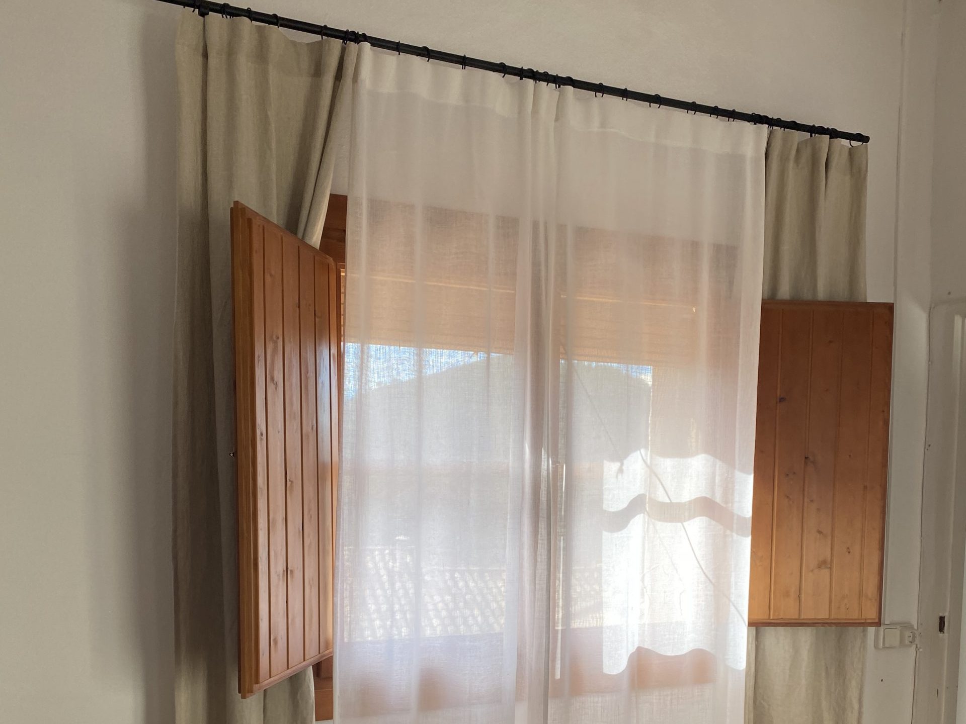 Acabado en cortinas: libre sin cinta en barra negra con anillas