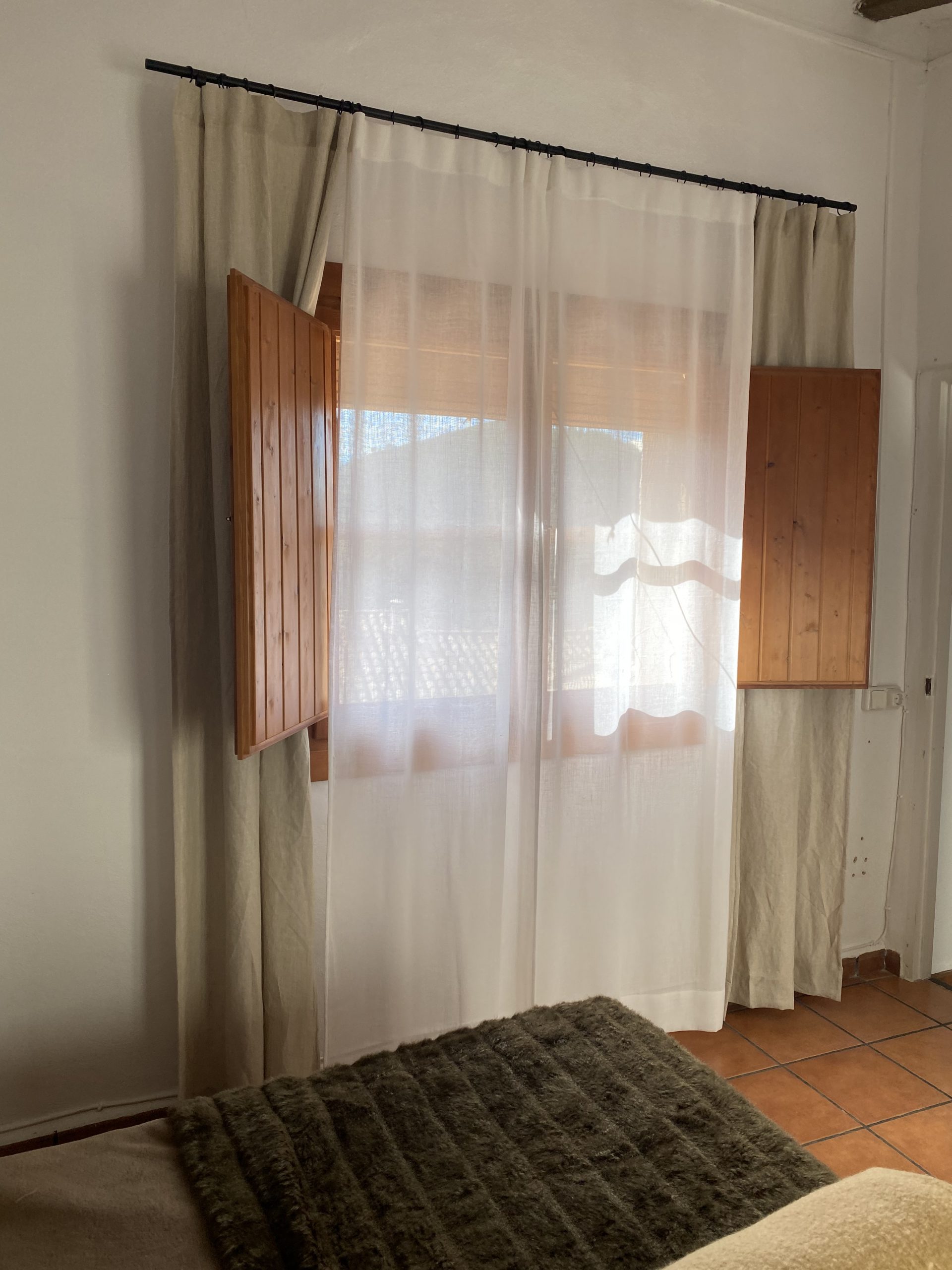 Acabado en cortinas: libre sin cinta en barra negra con anillas